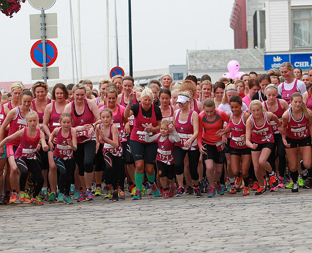 Start: Unge, litt eldre og godt voksne damer løper avsted i fjorårets Irongirls. (Foto: Kjell Vigestad)