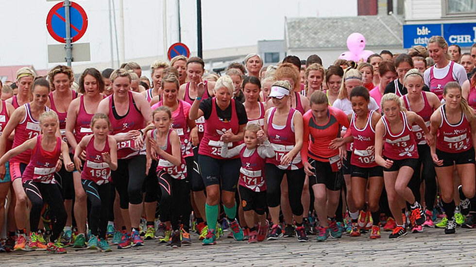 Start: Unge, litt eldre og godt voksne damer løper avsted i fjorårets Irongirls. (Foto: Kjell Vigestad)