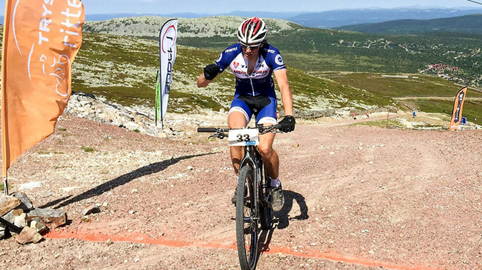 Anders Fiskvik først over målstreken på toppen av Trysilfjellet søndag. (Foto: Martin Lutnæs)