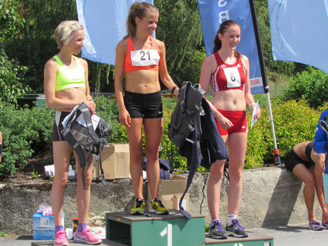 Seierspall kvinner på Norges Raskeste 5km. Fra venstre: nr.2 Grete K. Mørk, IL Sturla, vinner Ida Bergsløkken, Vidar og nr.3 Marie Aure, Vidar Foto: Arrangøren