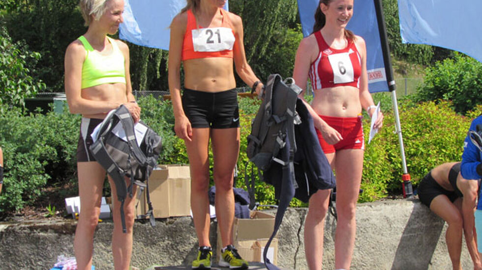 Seierspall kvinner på Norges Raskeste 5km. Fra venstre: nr.2 Grete K. Mørk, IL Sturla, vinner Ida Bergsløkken, Vidar og nr.3 Marie Aure, Vidar Foto: Arrangøren