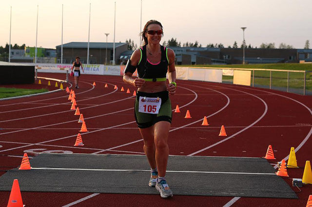Hilde Johansen vinner den første innlagte maratonkonkurransen på Jessheim 6-dagers. Foto: Bjørn Hytjanstorp