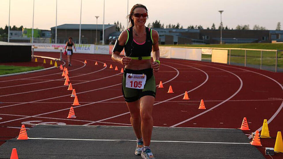 Hilde Johansen vinner den første innlagte maratonkonkurransen på Jessheim 6-dagers. Foto: Bjørn Hytjanstorp