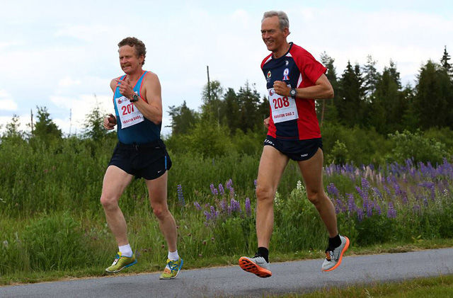 Odd Gunnar Tveit og Steinar Skaar tok de to første plassene på mandagens maraton i Jessheim 6-dagers. Foto: Bjørn Hytjanstorp