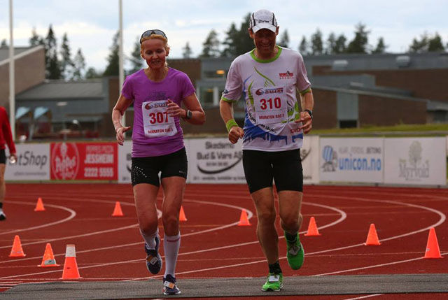 Louise SKak og Nils Hjelle kommer smamen til mål på maratonløpet innlagt i Jessheim 6-dagers på tirsdag. Foto: Bjørn Hytjanstorp