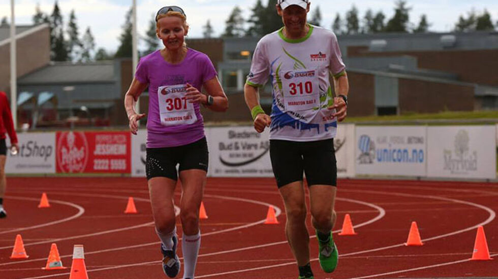 Louise SKak og Nils Hjelle kommer smamen til mål på maratonløpet innlagt i Jessheim 6-dagers på tirsdag. Foto: Bjørn Hytjanstorp