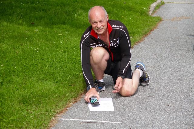 Sigbjørn Lerstad måler, regner ut og kontrollerer løypen i Ålesund Maraton