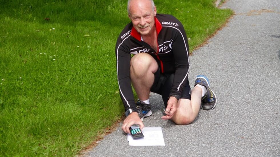 Sigbjørn Lerstad måler, regner ut og kontrollerer løypen i Ålesund Maraton