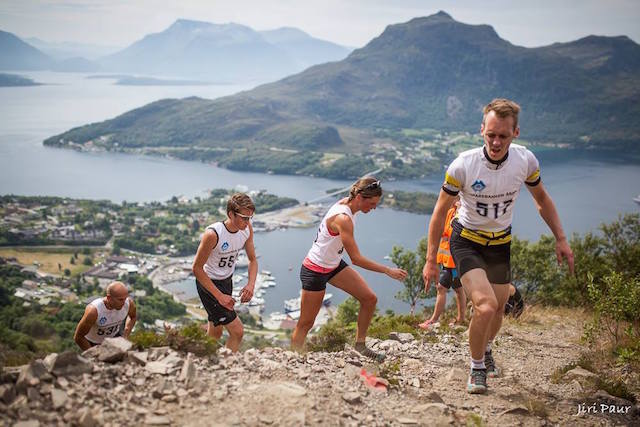 Midsund Triatlon starter med motbakkeløping opp til og over den 528 meter høye Digergubben