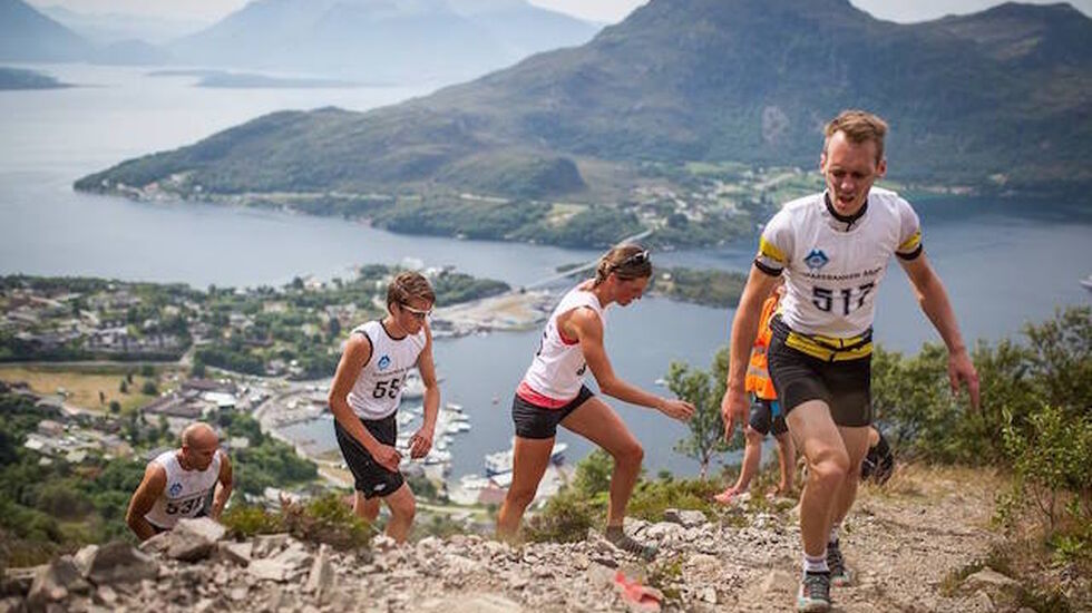 Midsund Triatlon starter med motbakkeløping opp til og over den 528 meter høye Digergubben