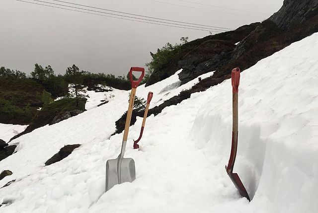 Vegen blir graven ut - i snø. (Foto: arrangøren) 
