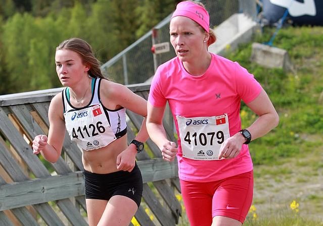 Ida Gjermundshaug Pedersen (41079) har hatt en meget sterk vårsesong og vært utilnærmelig i Gå-joggen. På bildet er hun på vei til seier i Halvbirken. (Foto: Kjell Vigestad)