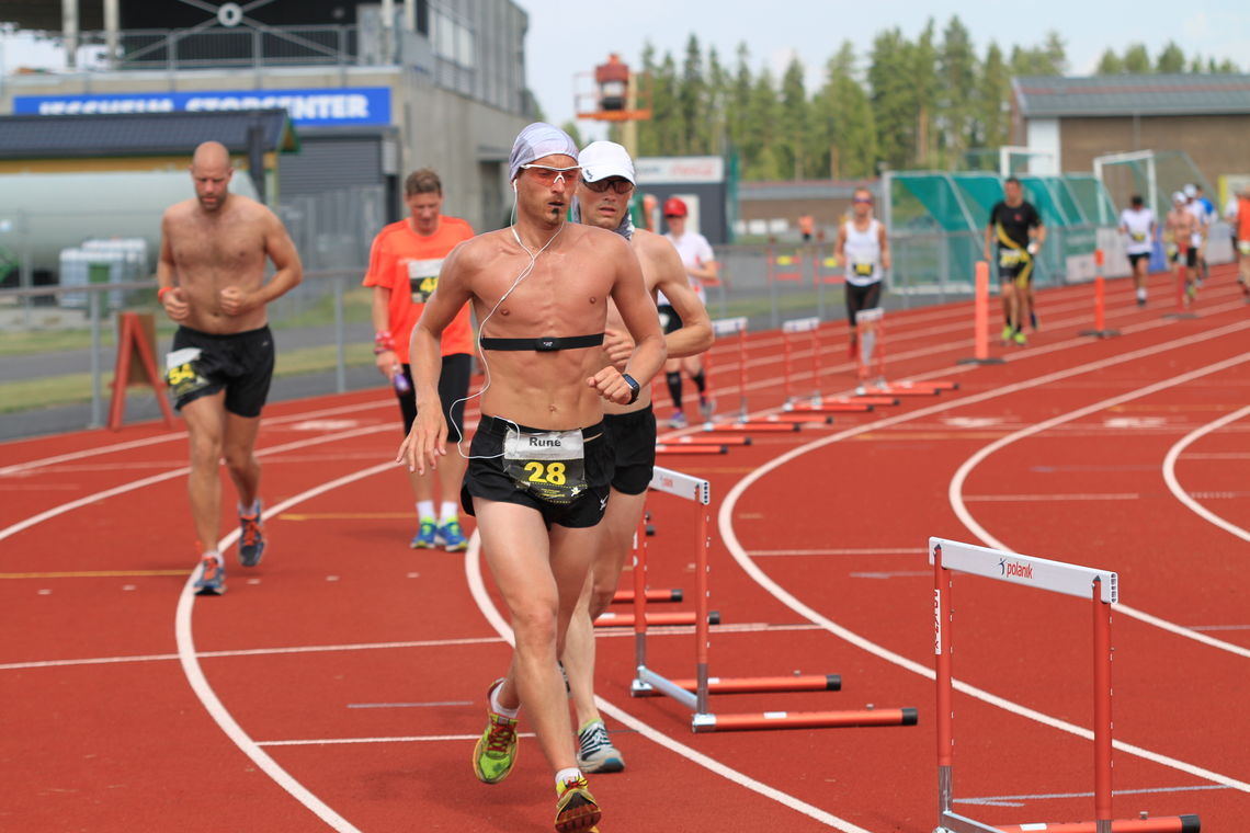 Bildet viser langdistanseløpere på Jessheim friidrettsstadion i juli 2014 (foto: Olav Engen).