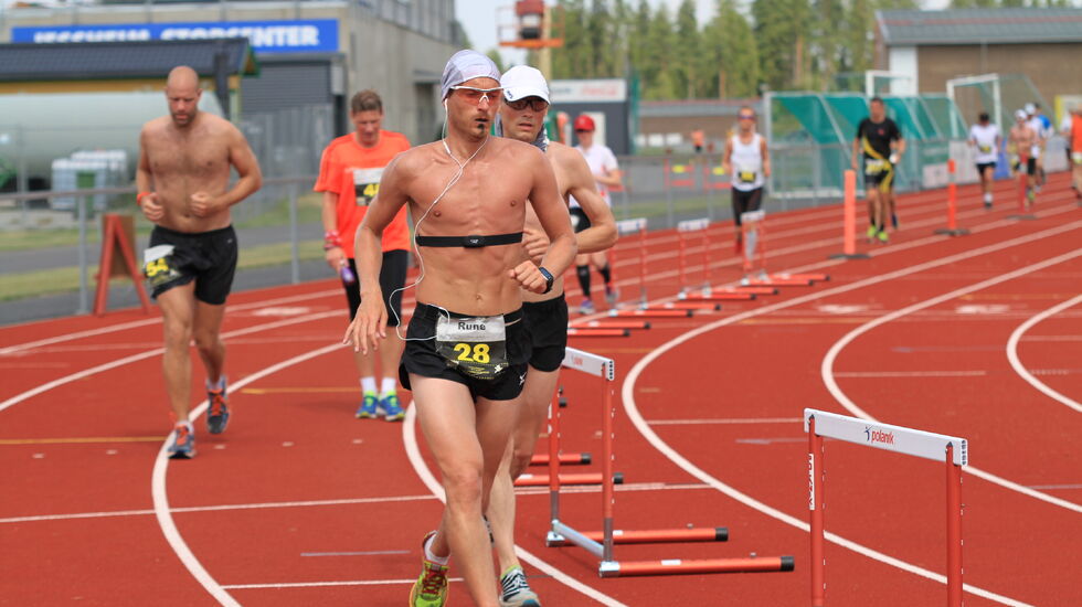 Bildet viser langdistanseløpere på Jessheim friidrettsstadion i juli 2014 (foto: Olav Engen).
