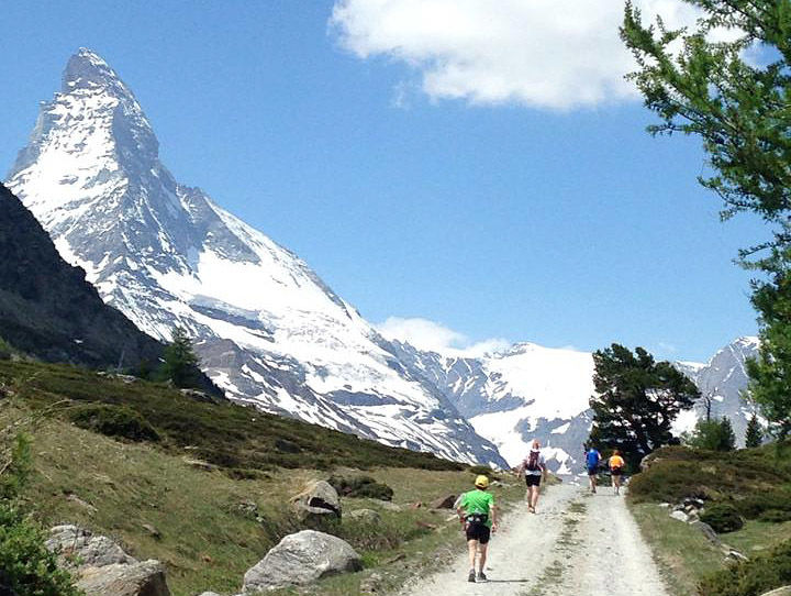 Matterhorn ruver i bakgrunnen når en løper Zermatt Marathon. (Foto: arrangør)