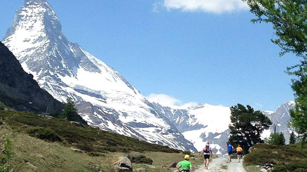 Matterhorn ruver i bakgrunnen når en løper Zermatt Marathon. (Foto: arrangør)