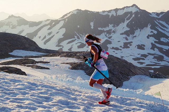 Ice Trail Tarentaise bød, som navnet indikerer, på utfordrende underlag. Her løper Emilie Forsberg med brodder på skoene. (Foto: arrangøren)