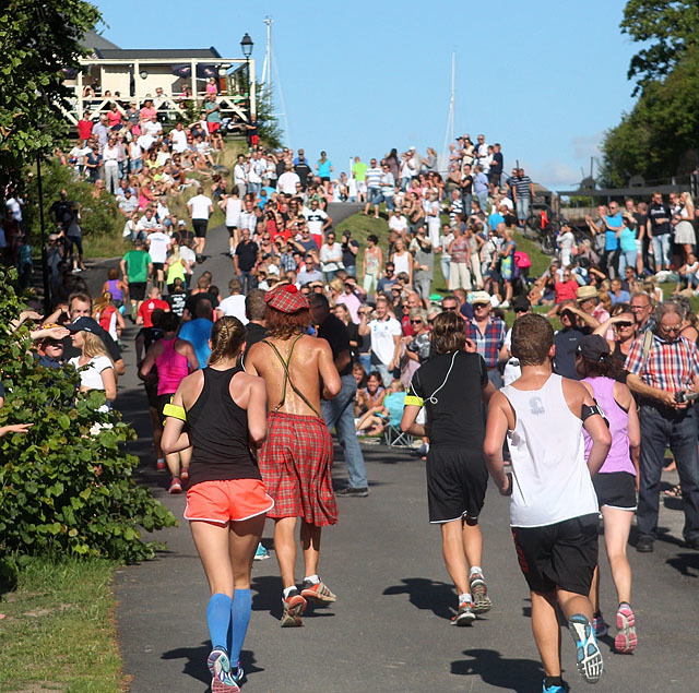 Folkeliv: Det er tett med både løpere og publikum i motbakkene opp langs slusene. Her er det Tour de France-stemning. (Foto: Kjell Vigestad).