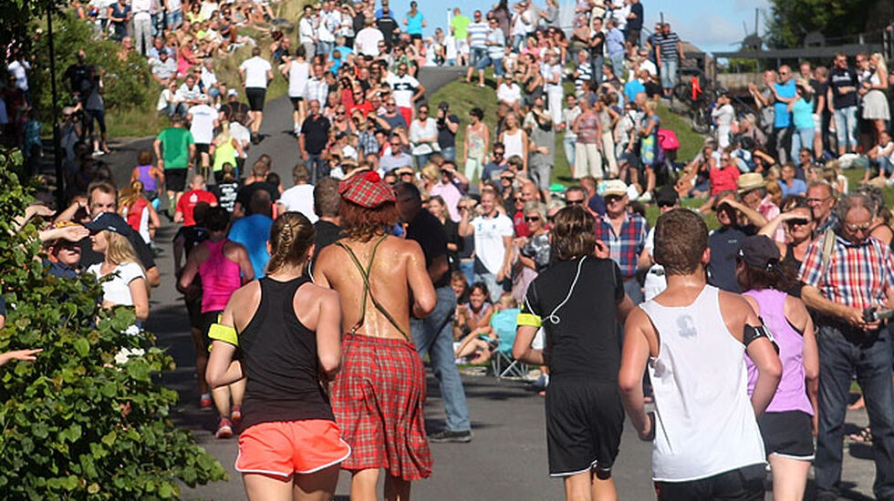 Folkeliv: Det er tett med både løpere og publikum i motbakkene opp langs slusene. Her er det Tour de France-stemning. (Foto: Kjell Vigestad). 