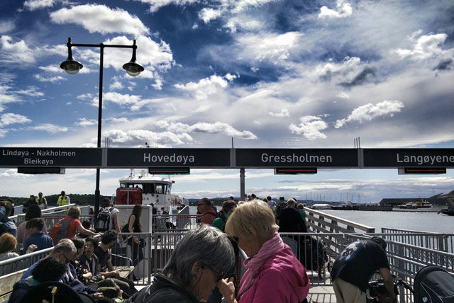 Etter neste hundre års drift med avgang fra Vippetangen, har nå Oslofergene fra mars av traffikert fra Rådhusbrygga ved siden av Nesoddbåten.