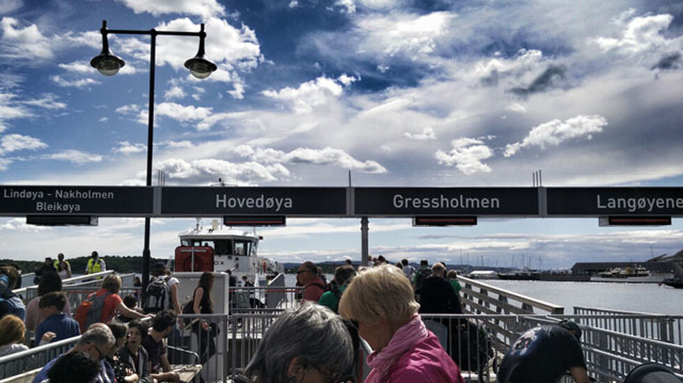 Etter neste hundre års drift med avgang fra Vippetangen, har nå Oslofergene fra mars av traffikert fra Rådhusbrygga ved siden av Nesoddbåten.