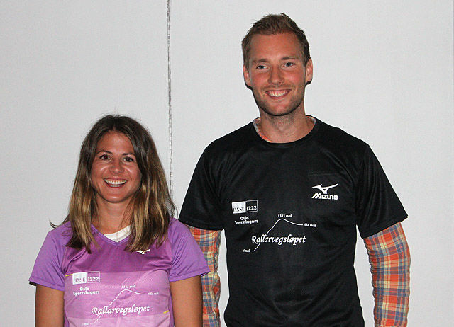 Adele Johannessen og Erik Sagvolden fikk overrakt hver sin ledertrøye etter å ha vunnet førsteetappen. (Foto: Runar Gilberg)
