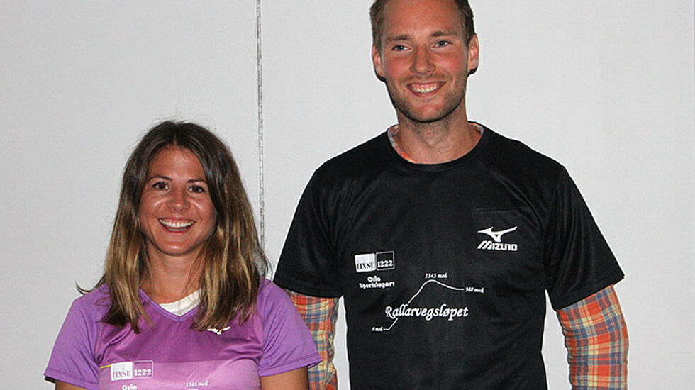 Adele Johannessen og Erik Sagvolden fikk overrakt hver sin ledertrøye etter å ha vunnet førsteetappen. (Foto: Runar Gilberg)