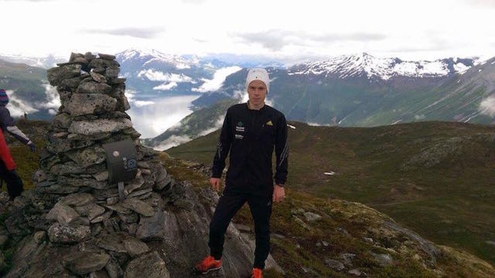 Johan Bugge på toppen av Mefjellet. Johan rakk både å kle på seg og ta til seg næring før neste mann dukket opp. Foto: Oddbjørn Hoel