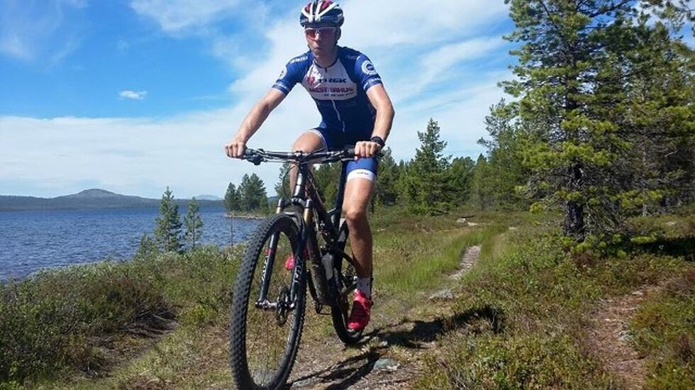 Erik Fiskvik ved Femunden som blir omgivelsene for de suksessfulle Team Trek Mesterhus-rytterne under Femundrittet kommende lørdag. (Foto: Team Trek Mesterhus)