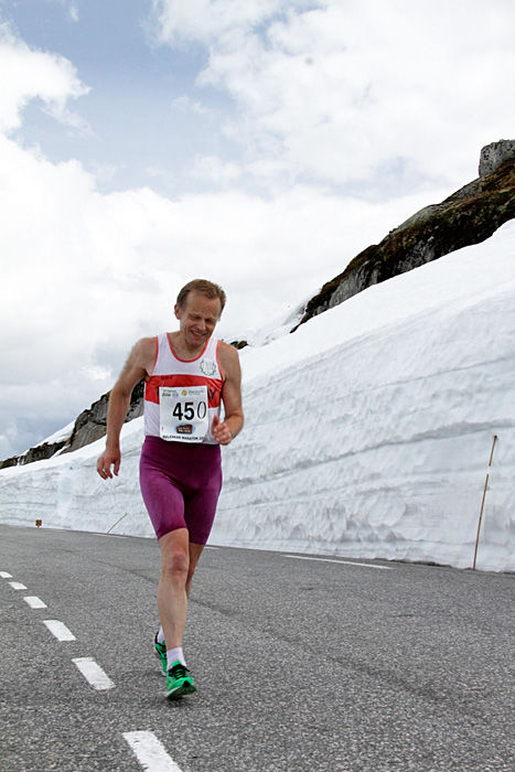 Inge Asbjørn Haugen passerer snøskavlene på Suleskar i sitt 450. maratonløp i 2013.