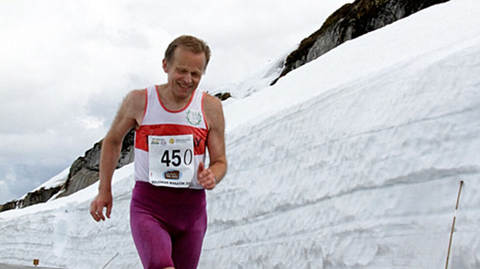 Inge Asbjørn Haugen passerer snøskavlene på Suleskar i sitt 450. maratonløp i 2013.