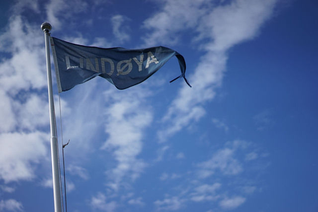 Lindøya-flagget vaier i vinden det er klart for det andre Lindøya Rundt løpet. Foto: Frode Klevstul