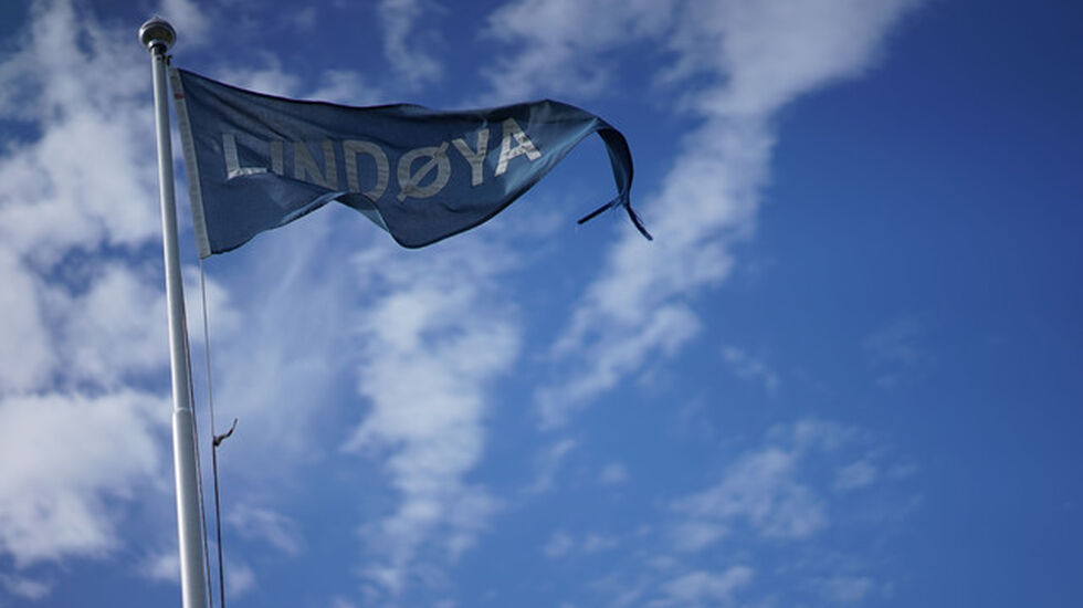 Lindøya-flagget vaier i vinden det er klart for det andre Lindøya Rundt løpet. Foto: Frode Klevstul