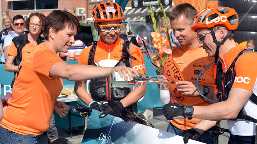 Vinnerne kan juble med champagne i Offroad Finnmark 300 km. Foto: Morten Broks