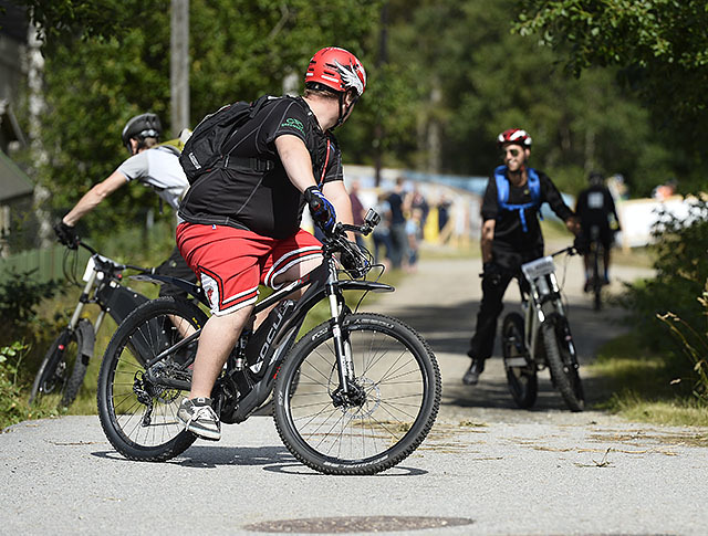 Det var i starten litt forvirring om hvor løypa gikk for el-syklistene, men etter en liten snuoperasjon kom deltagerne på rett spor igjen. (Foto: Bjørn Johannessen)
