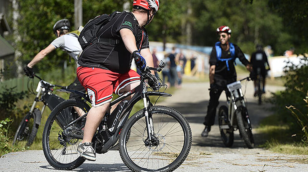 Det var i starten litt forvirring om hvor løypa gikk for el-syklistene, men etter en liten snuoperasjon kom deltagerne på rett spor igjen. (Foto: Bjørn Johannessen)