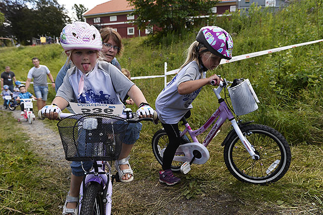 Startnummeret opp-ned og tunga langt ut av munnen. Slikt hører hjemme i Barnas Grenseritt. Foto: Bjørn Johannessen