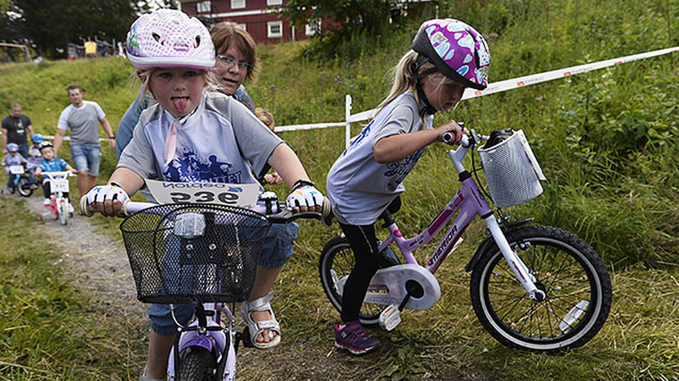 Startnummeret opp-ned og tunga langt ut av munnen. Slikt hører hjemme i Barnas Grenseritt. Foto: Bjørn Johannessen