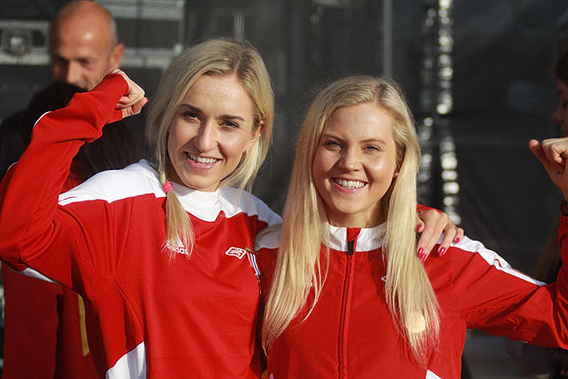 Karoline Bjerkeli Grøvdal (til venstre) og Kristine Eikrem Engeset dro til Nederland for å løpe 1500 m. (Arkivfoto: Stig Vangsnes)