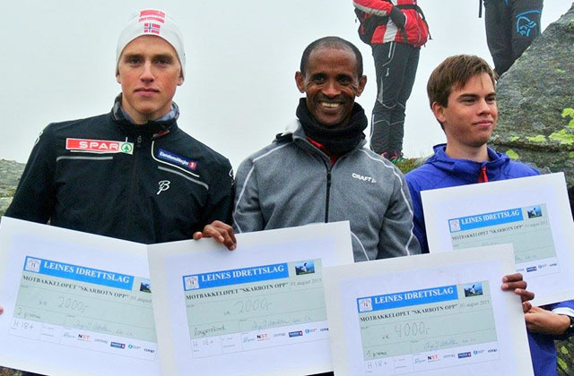 Vinnere i herreklassen.  Tesfayohannes Mesfin (i midten) vant på ny løyperekord foran Eirik Solvang (til venstre) og August Nordeng (til høyre). (Alle foto: arrangøren)