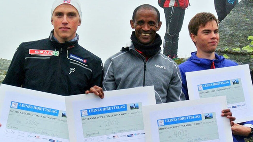 Vinnere i herreklassen.  Tesfayohannes Mesfin (i midten) vant på ny løyperekord foran Eirik Solvang (til venstre) og August Nordeng (til høyre). (Alle foto: arrangøren)