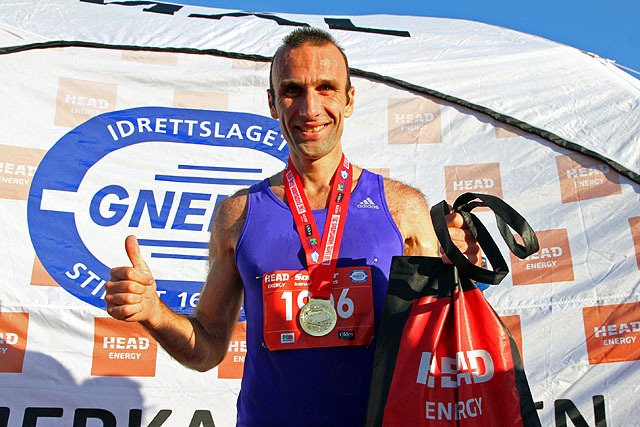 Mirza Nalic fra Bergen Løpeklubb vant 10 km i HEAD Energy Sommerkarusellen i Bergen