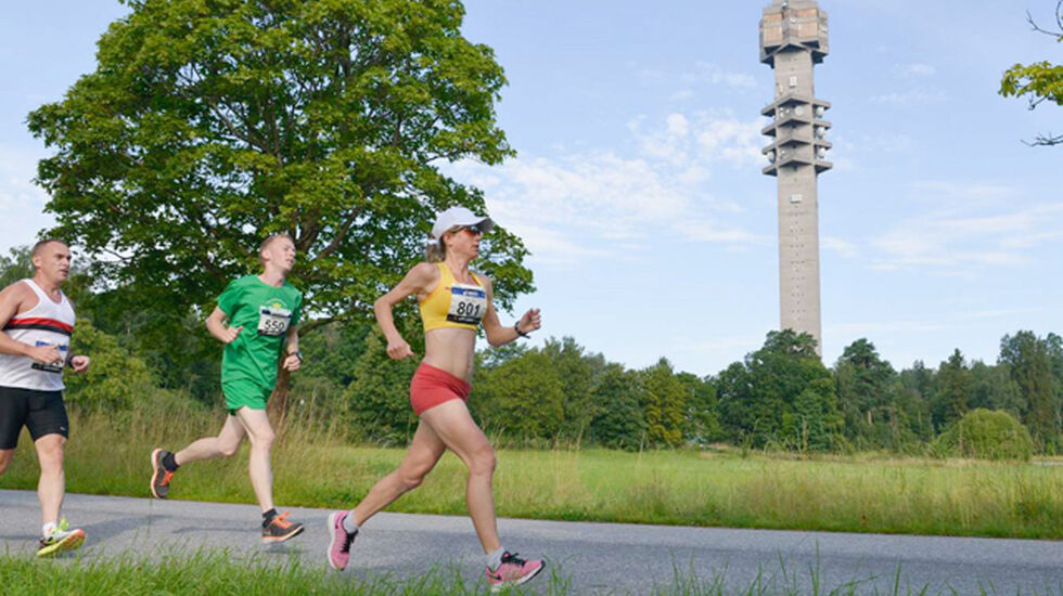 Kajsa Berg satte svensk rekord på 50 km i Stockholm Ultra lørdag. I bakgrunnen ser vi det 155 m høye Kaknästornet, svensk knutepunkt for radio- og TV-signaler. (Foto: Arrangøren)