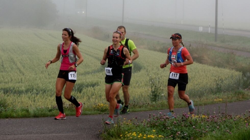 Teten i kvinneklassen på ultraløp 75 km. Vi ser Jeanette Vika, Henriette Brynthe og Cathrine Holme (arrangørfoto).