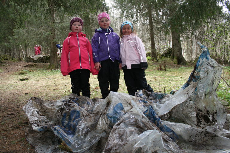 Elever fra 1. og 2. trinn, Lundamo skole deltok på søppelsafari 4. mai