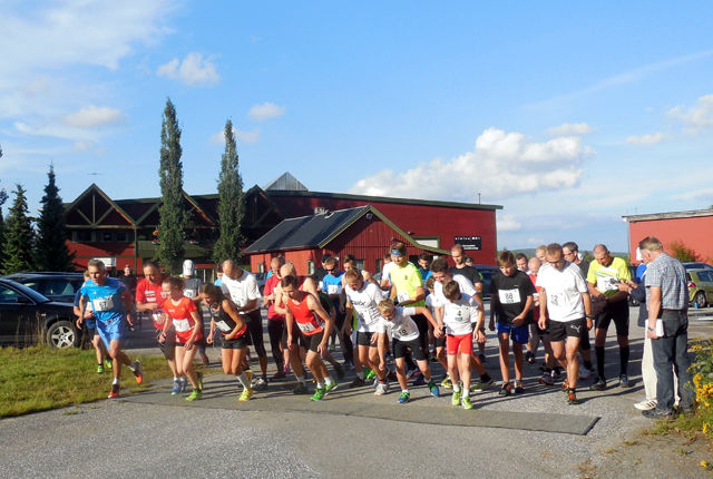 42 løpere klare til start i den 5,5 km lange løypa på Galterud tirsdag. (Foto: Liv Berit Roland)