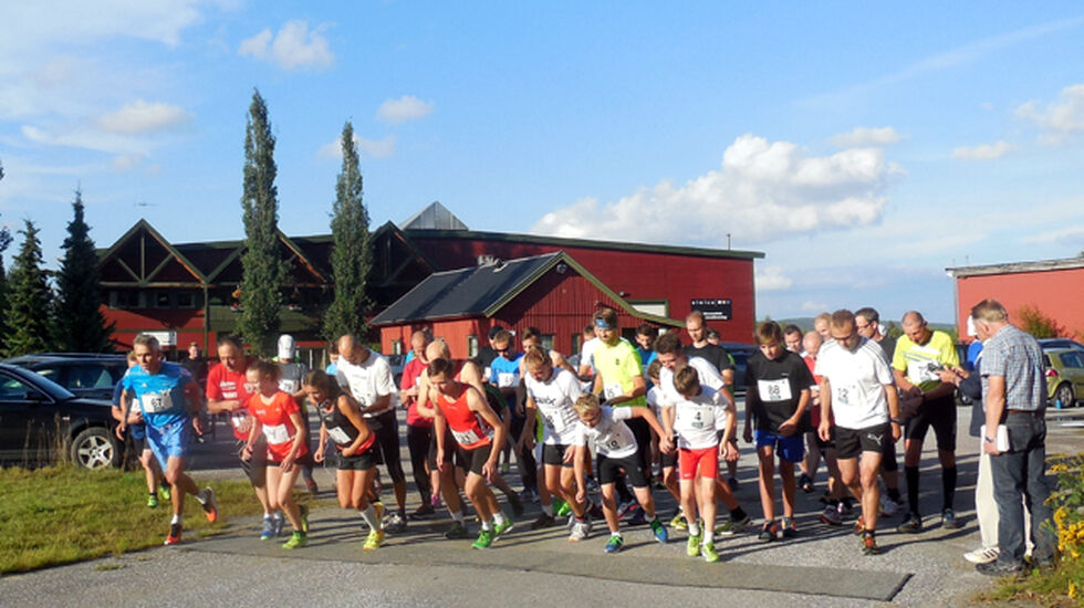 42 løpere klare til start i den 5,5 km lange løypa på Galterud tirsdag. (Foto: Liv Berit Roland)