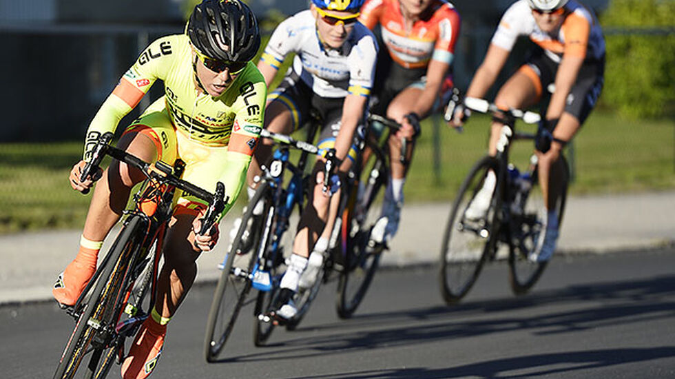 Shelly Olds (i tet) tok seieren i sentrumssprinten som innledet Ladies Tour of Norway i Halden. (Alle foto: Bjørn Johannessen)