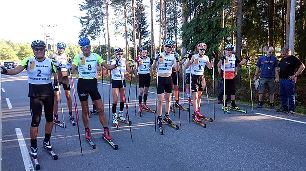 Kjell Nystuen (helt til høyre) fikk følge av 11 andre rulleski-entusiaster i sommersola i Julussdalen.