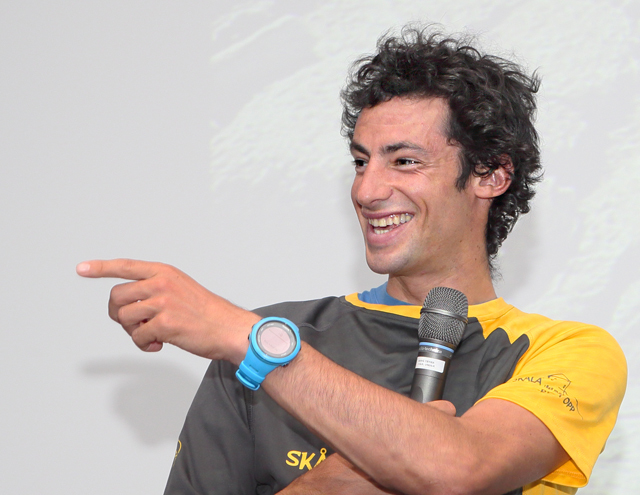 Legende: Kilian Jornet Burgada ler og peker på Jonathan Wyatt, når speakeren sier at han er en legende innen fjelløping. 27-åringen fra Spania har allerede vunnet VM i Skyrunning hele seks ganger og har fått legendestatus når det gjelder løping i røft fjellterreng. Han blir allerede omtalt som en legende til tross for sin unge alder. (Foto: Ole Arne Schlytter)